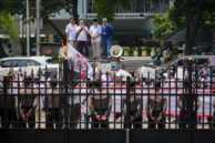 Potret sejumlah pengunjuk rasa dari APKLI Perjungan menyampaikan aspirasi di depan gedung DPRD DKI Jakarta