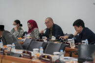 Anggota Komisi E Yudha Permana (kedua dari kanan) menyampaikan usulan
