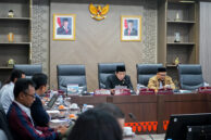 Ketua DPRD DKI Jakarta, Khoirudin (kiri) memimpin rapat pimpinan gabungan (Rapimgab)