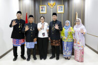 Sesi foto bersama Sekretaris DPRD Provinsi DKI Jakarta, Augustinus dengan Pejabat Sekretariat DPRD DKI Jakarta dilantik.