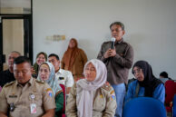 Perwakilan warga menyampaikan pertanyaan