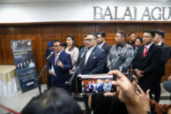 Momen Anggota Komisi A DPRD Provinsi DKI Jakarta, Hilda Kusuma Dewi membersamai Gubernur Provinsi DKI Jakarta, Pramono Anung dalam memberikan keterangan pers.