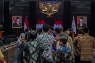 Para pelajar kunjungan studi meninjau lansung ruang rapat paripurna.