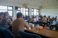 Perwakilan warga menyampaikan pertanyaan