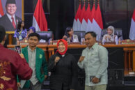 Sejumlah pelajar berswafoto bersama Anggota Komisi B Wa Ode Herlina.