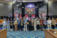 Kunjungan studi di tutup dengan foto bersama.