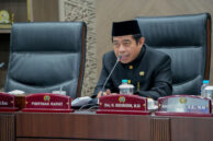 Ketua DPRD DKI Jakarta, Khoirudin memulai pembahasan rapat