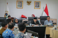Ketua Bapemperda Abdul Aziz memimpin jalannya rapat.
