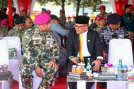 Momen Wakil Ketua DPRD Provinsi DKI Jakarta, Basri Baco berbincang sebelum upacara dimulai.