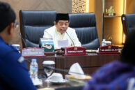 Ketua DPRD Provinsi DKI Jakarta, Khoirudin memulai pembahasan.