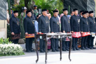 Sekretaris DPRD Provinsi DKI Jakarta, Augustinus (kiri) dan jajaran Pemprov DKI Jakarta menghadiri Pelantikan Pejabat Lingkungan Pemprov DKI Jakarta.