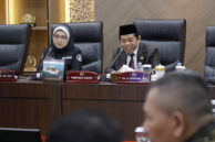 Ketua DPRD DKI Jakarta Khoirudin memulai pembahasan.