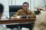 Wakil Ketua Bapemperda DPRD Provinsi DKI Jakarta, Jhonny Simanjuntak menyampaikan pandangan.