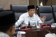 Ketua DPRD DKI Jakarta Khoirudin memulai pembahasan.