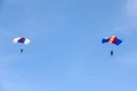 Penampilan aksi terjun payung oleh Satuan Korps Marinir TNI AL.