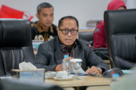 Wakil Ketua Pansus Penataan Jaringan Utilitas Husen memberikan pendapat.