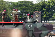 Momen penyematan Baret Ungu Kehormatan Korps Marinir kepada Panglima TNI, Jenderal Agus Subianto sebagai Warga Kehormatan Korps Marinir ke-49.