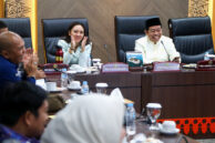 Momen Ketua DPRD Provinsi DKI Jakarta, Khoirudin dan Wakil Ketua Komisi A DPRD Provinsi DKI Jakarta, Alia Noorayu Laksono memberikan apresiasi.