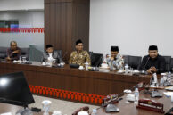 Jajaran pengurus MUI DKI Jakarta mengikuti jalannya rapat.