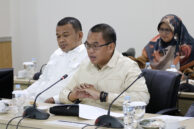 Anggota Bamus Nuchbatillah memberikan pendapat.