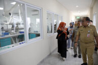 Anggota Komisi D Nabilah Aboe Bakar Alhabsyi bersama Kadis LH DKI Jakarta Asep Kuswanto meninjau laboratorium di LLHD DKI Jakarta.