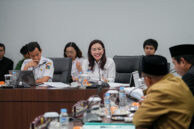 Kepala Biro KSD DKI Jakarta Marulina Dewi (kanan) menyampaikan penjelasan