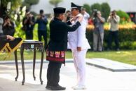 Gubernur Provinsi DKI Jakarta, Pramono Anung menyematkan pin kepada Penjabat Lurah.