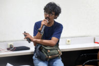 Perwakilan wartawan menyampaikan pertanyaan.