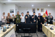 Sesi foto bersama Bapemperda dan Pansus KTR DPRD Provinsi DKI Jakarta bersama Eksekutif usai rapat kerja.
