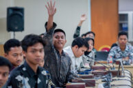 Para pelajar kunjungan studi mengajukan pertanyaan