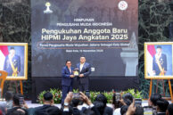 Penyerahan plakat kepada Gubernur Provinsi DKI Jakarta.