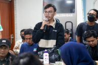 Perwakilan wartawan menyampaikan pertanyaan.