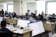 Jajaran Eksekutif mengikuti jalannya rapat.