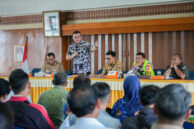 Anggota Komisi C, Hardiyanto Kenneth memberikan tanggapan atas penjelasan vendor