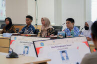 Para pelajar kunjungan studi menyimak penyampaian materi.