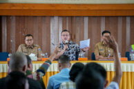 Anggota Komisi C, Hardiyanto Kenneth (tengah) memberikan kesempatan kepada para warga untuk menyampaikan pertanyaan