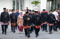 Ketua DPRD DKI Jakarta bersama Gubernur DKI Jakarta dan Wakil Gubernur DKI Jakarta tiba di halaman Balaikota DKI Jakarta.