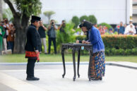 Penandatanganan berita acara pelantikan.