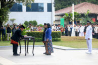 Gubernur DKI Jakarta Pramono Anung menandatangani berita acara pelantikan.