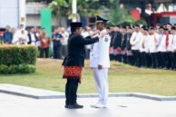 Gubernur DKI Jakarta, Pramono Anung menyematkan tanda jabatan.