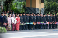 Sekretaris DPRD Provinsi DKI Jakarta, Augustinus (kiri) bersama Jajaran Pejabat Pemerintah Provinsi DKI Jakarta mengikuti rangkaian pelantikan.