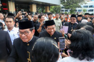 Gubernur DKI Jakarta, Ketua DPRD DKI Jakarta dan Wakil Gubernur DKI Jakarta memberikan ucapan selamat kepada Pejabat dilantik.